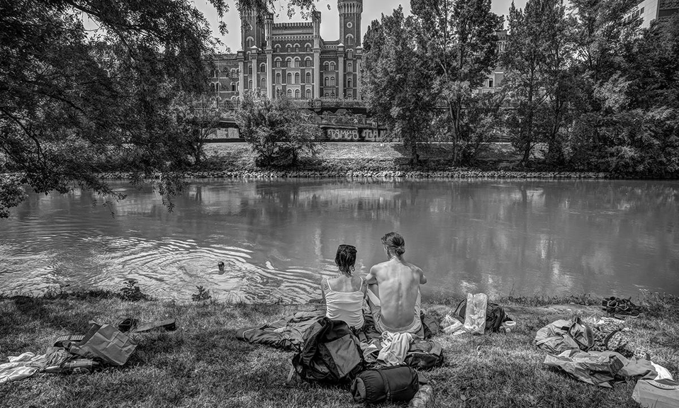 Zwei Personen am Ufer des Donaukanals