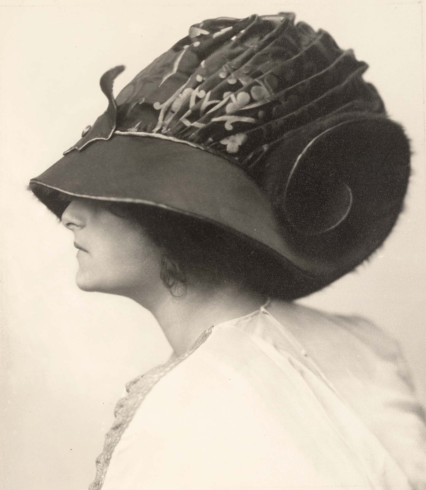 Atelier d’Ora: Helene Jamrich trägt ein Hutmodell des Hauses Zwieback, entworfen von Rudolf Krieser, 1910 (Abzug später), Silbergelatinepapier, 17 x 15 cm, Sammlung Frank, Landesgalerie Linz.