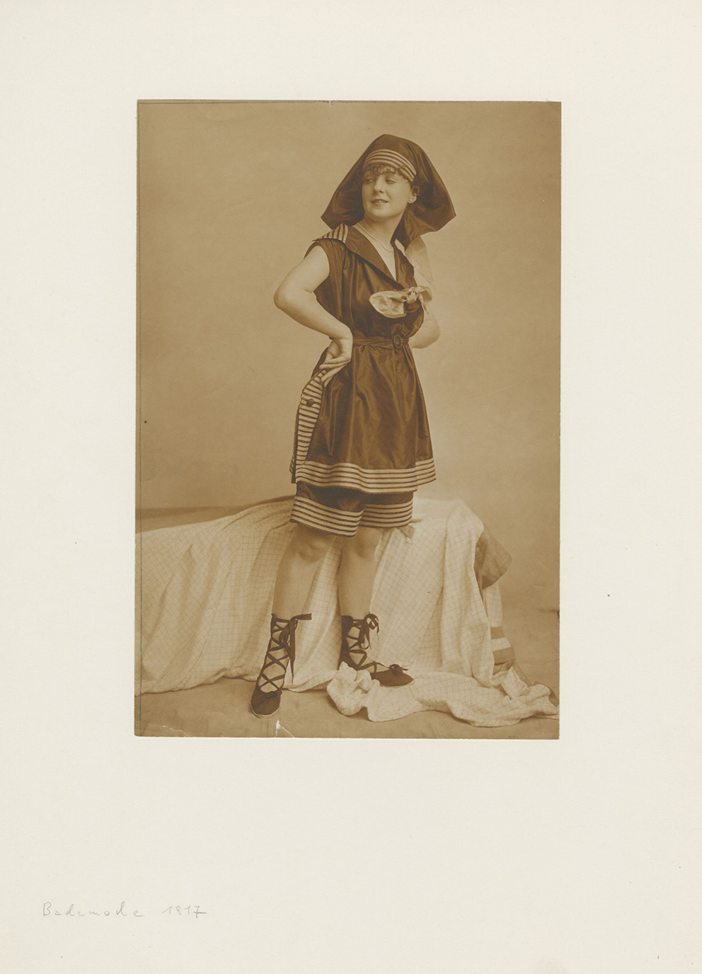 Atelier d’Ora: Modeaufnahme Badeanzug (Frl. Schreiber) für „Die Damenwelt“, 1917, Mattalbumin, 21 x 14,3 cm, Sammlung Frank, Landesgalerie Linz.