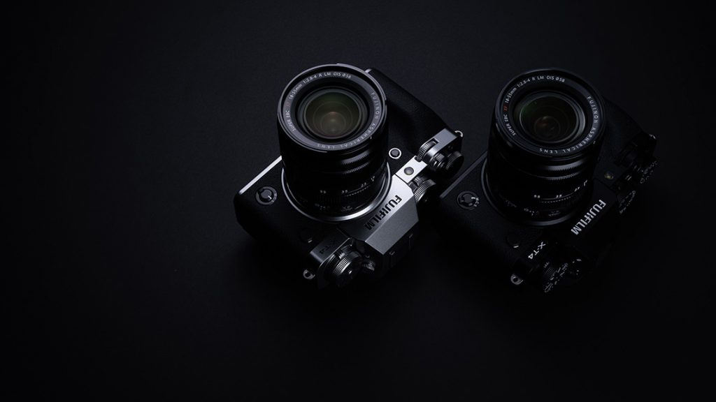 Die Fujifilm X-T4 ist in den Farben Schwarz und Silber ab Ende April 2020 erhältlich.