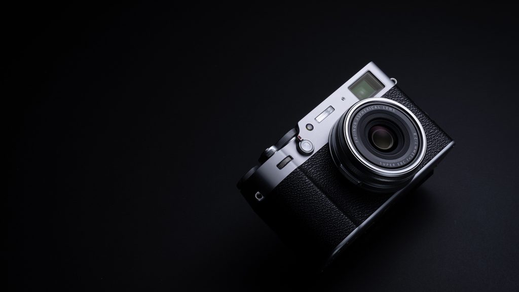 Die Fujifilm X100V kombiniert moderne Fototechnik mit schickem Aussehen.
