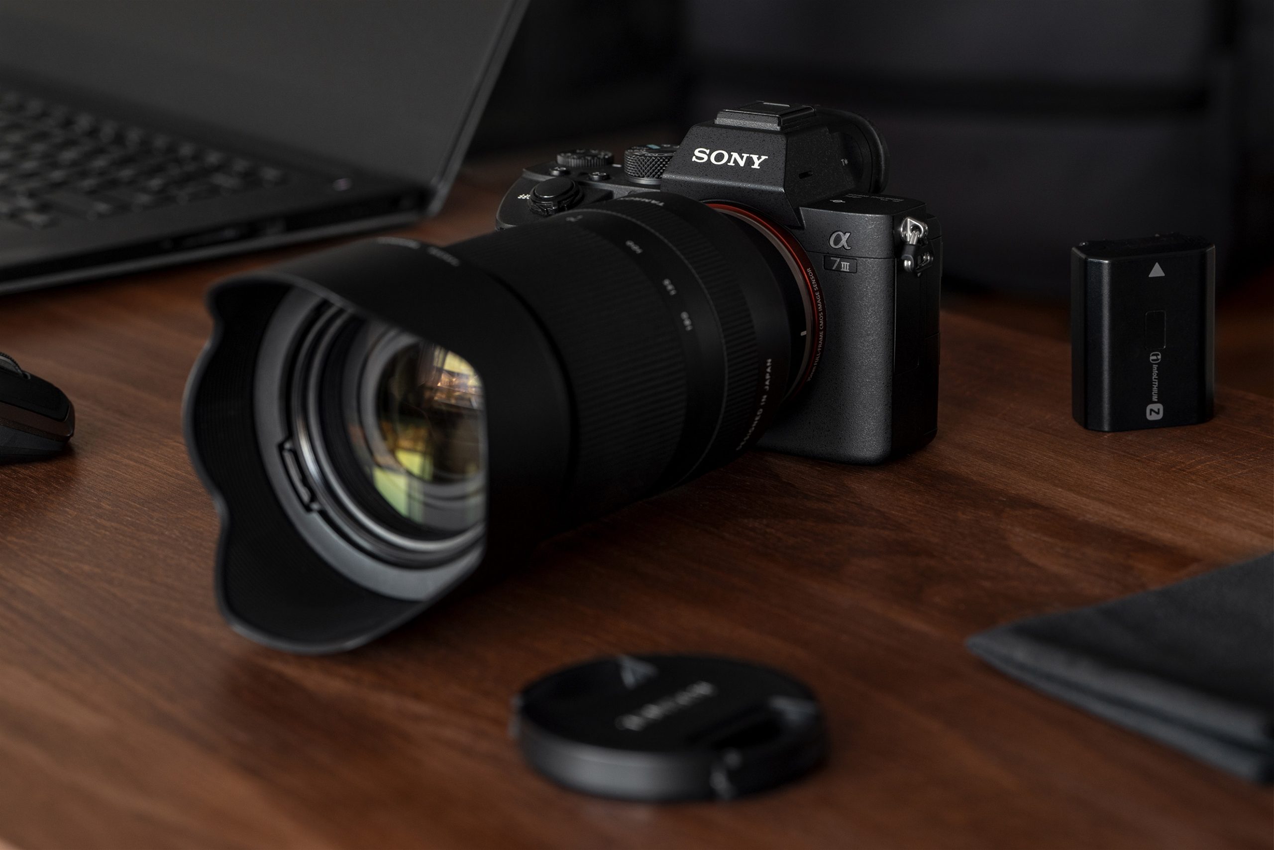 Das 70-180mm F/2.8 Di III VXD (Modell A056) kst Tamrons drittes Modell in seiner Serie lichtstarker F/2,8-Zoom-Objektive für Sony E-Mount-Vollformatkameras.
