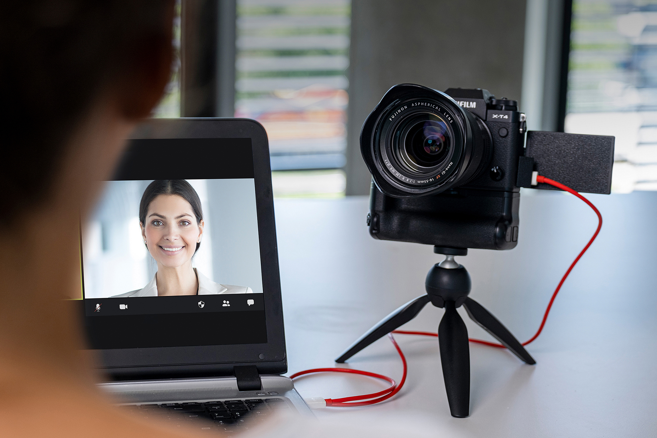 Die neue Software „Fujifilm X Webcam“: verbessert die Qualität in Videomeetings mit Fujifilm-Digitalkameras.