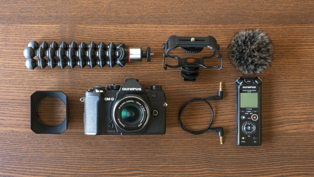 Das OM-D Vlogger-Kit kostet 1.999 Euro und kombiniert die OM-D, E-M5 Mark III mit einem 12-mm-Weitwinkelobjektiv, einer Gegenlichtblende aus Metall, dem Audio-Recorder LS-P4, einen Joby GorillaPod 500, den Shock Mount Adapter SM2, ein Audiokabel sowie einen Mikrofon-Windschutz.