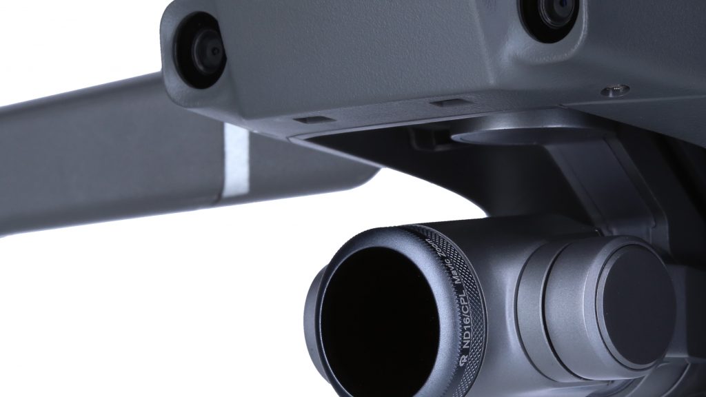 Die neuen Drohnenfilter von Rollei kommen in Form von je drei Filtersets für vier verschiedene Modelle des Herstellers DJI. Hier eine Drohnenkamera mit montiertem Filter.