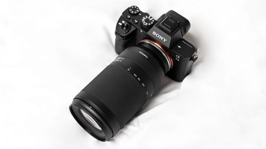 Das Tamron 70-300mm F4.5-6.3 Di III RXD - A047an einer Alpha7-Kamera von Sony.