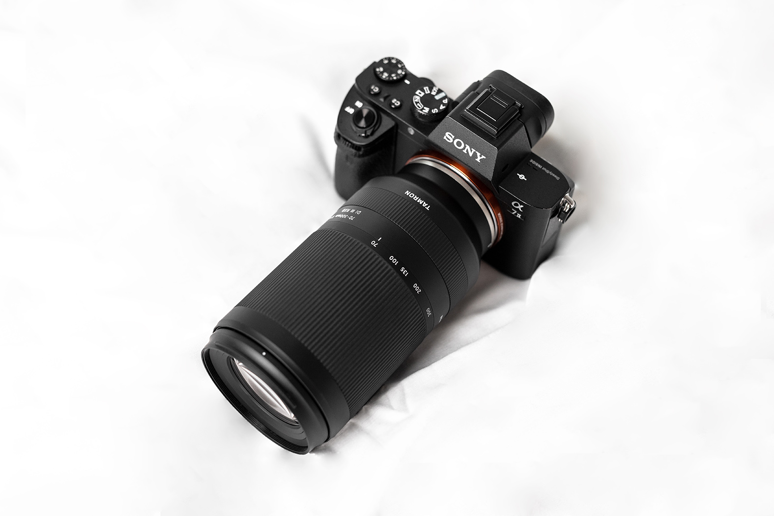 Das Tamron 70-300mm F4.5-6.3 Di III RXD - A047an einer Alpha7-Kamera von Sony.