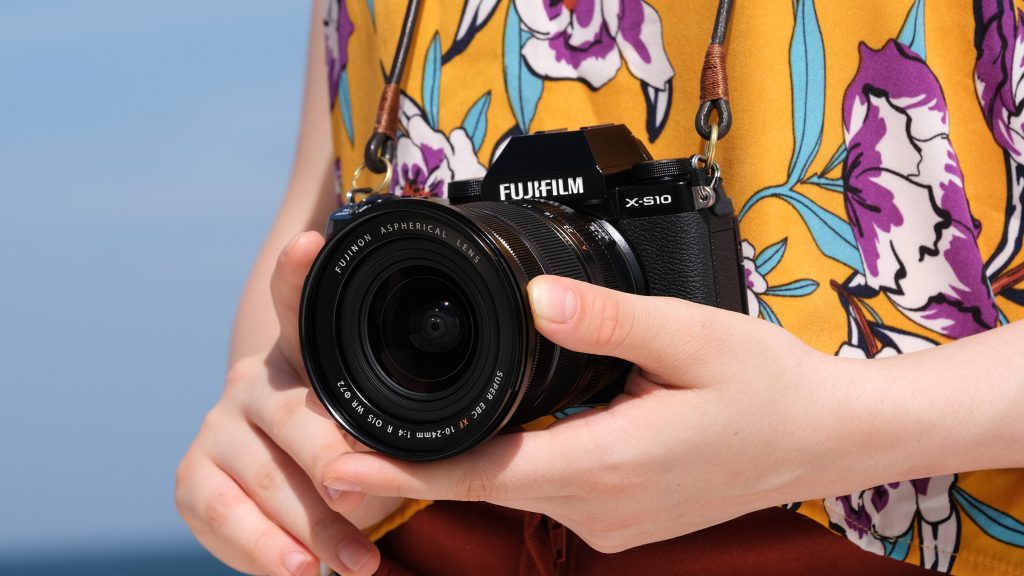 Die Fujifilm X-S10 ist ab Ende November 2020 nur als Gehäuse oder im Kit mit ver­schiedenen Objektiven im Handel erhältlich. (c) Fujifilm