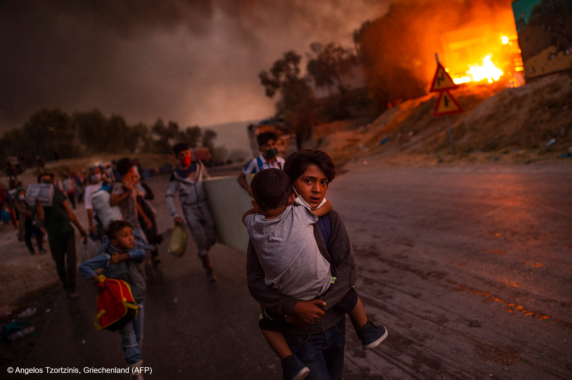 UNICEF-Foto des Jahres 2020: Die brennende Not (Lesbos, Griechenland) (c) Angelos Tzortzinis, Griechenland (AFP) / UNICEF