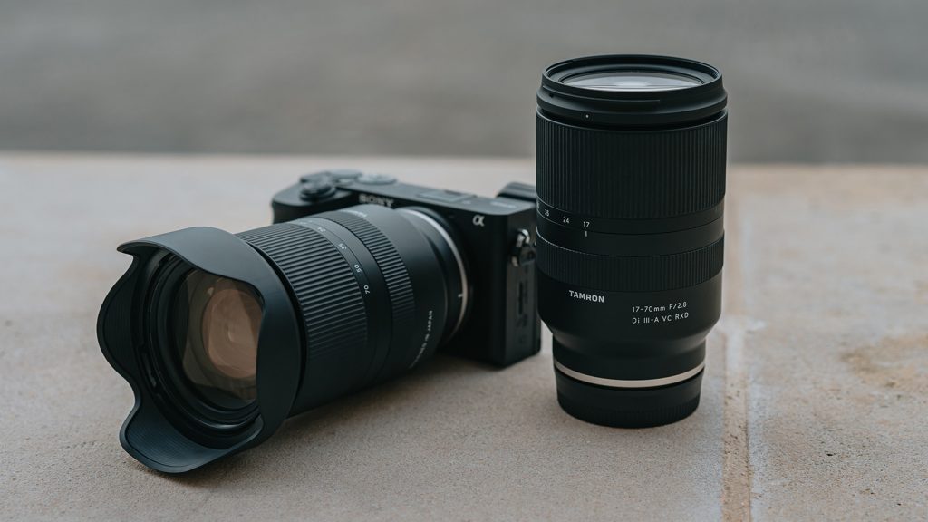 Der 17–70-mm-Zoom des neuen Tamron-Objektivs entspricht – umgerechnet auf das Kleinbildformat – einem Brennweitenbereich vom 25,5-mm-Weitwinkel bis zum 105-mm-Tele. Es ist damit das weltweit erste1 4,1-fach-Zoom-Objektiv für spiegellose APS-C-Systemkameras mit einer konstanten Lichtstärke von F2,8. (c) Tamron