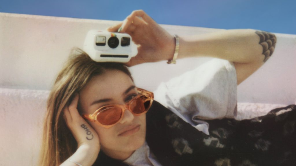 Die Polaroid Go funktioniert wie die klassischen Polaroid-Kameras, bloß ist sie kleiner und benötigt deswegen ein kleinere Filmformat. (c) Polaroid