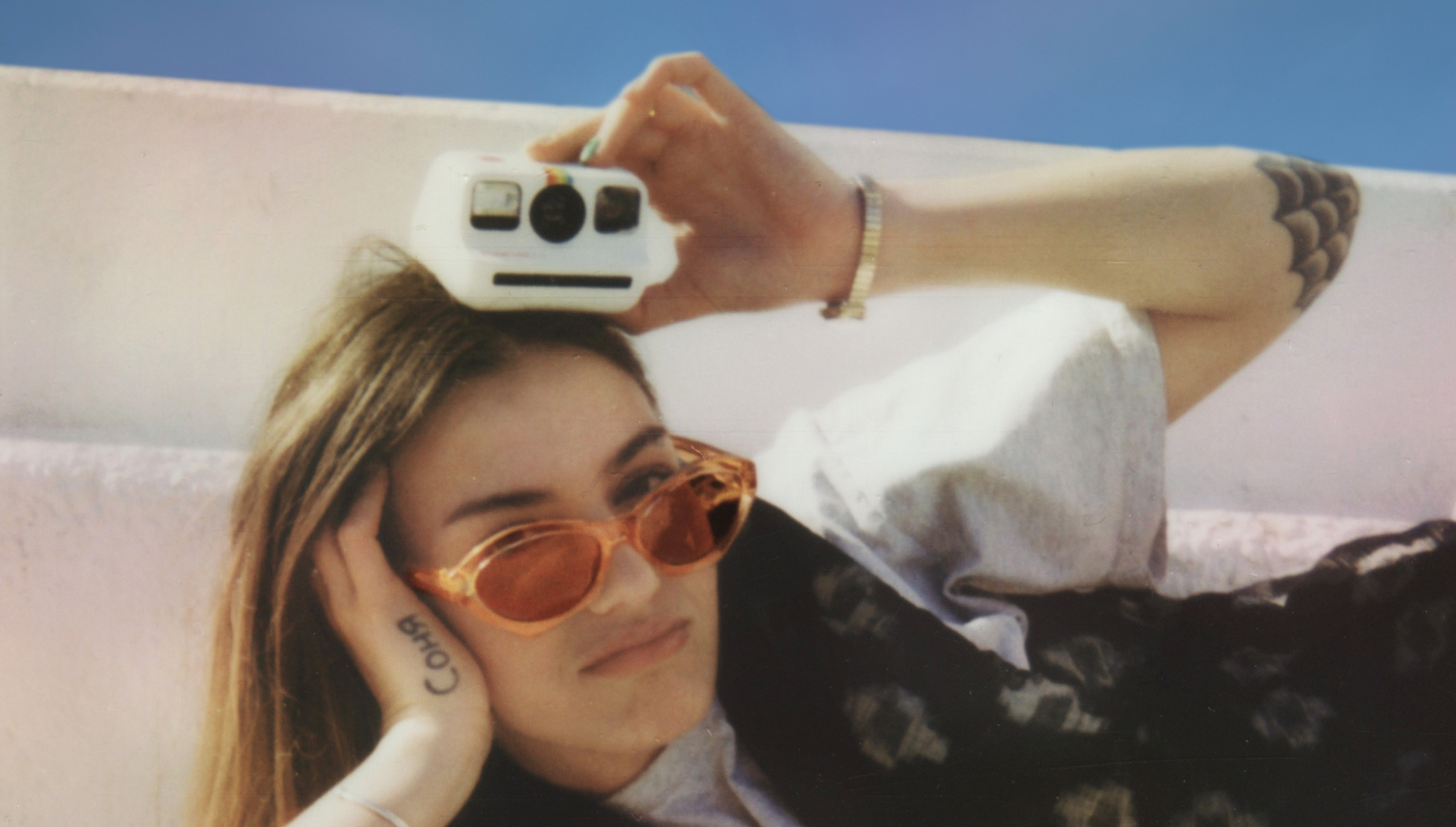 Die Polaroid Go funktioniert wie die klassischen Polaroid-Kameras, bloß ist sie kleiner und benötigt deswegen ein kleinere Filmformat. (c) Polaroid