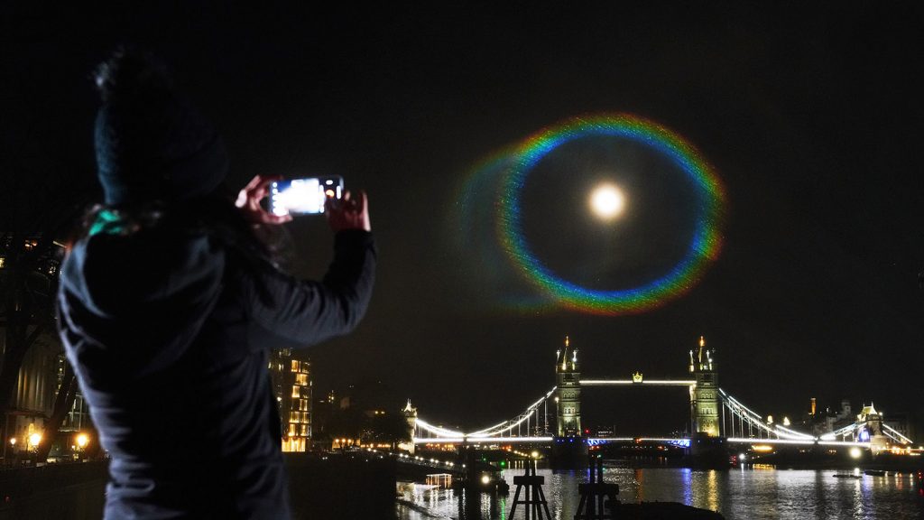 Ein Mondregenbogen (engl. Moonbow) über London, das ist ein seltenes Mondscheinphänomen, das von OnePlus für die OnePlus 9 Serie nachgebildet und gemeinsam mit Hasselblad (den Machern der Kamera, die das erste Bild auf dem Mond aufgenommen hat) entwickelt wurde. Die Installation wurde entwickelt, um die Echtfarben-Fähigkeiten des Handsets zu präsentieren, und ist der Startschuss für die True-Colour-Kampagne von OnePlus. (c) OnePlus