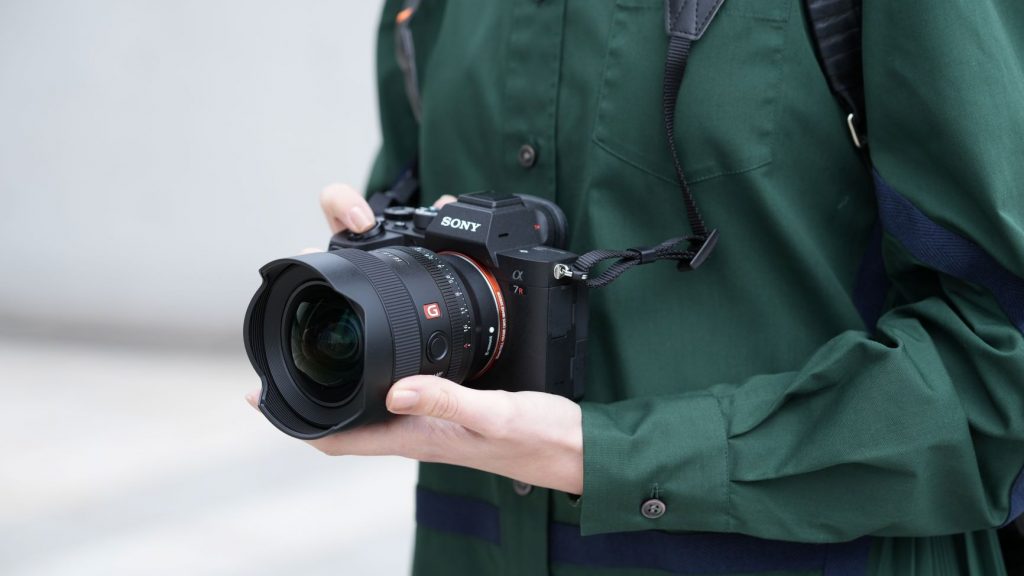 Das FSony E 14 Millimeter F1.8 GM (Modell SEL-14F18GM). ist ein kompaktes Ultraweitwinkelobjektiv für Sonys Vollformatkameras. (c) Sony