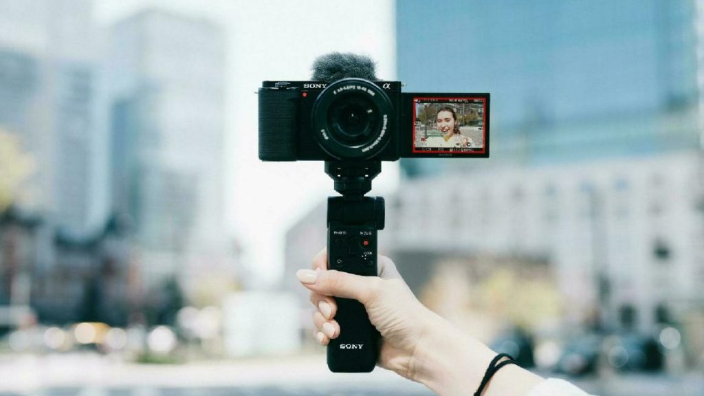 Die APS-C-Kamera ZV-E10 von Sony bietet speziell für Vlogs optimierte Funktionen, macht aber auch als Fotokamera einen guten Eindruck. (c) Sony
