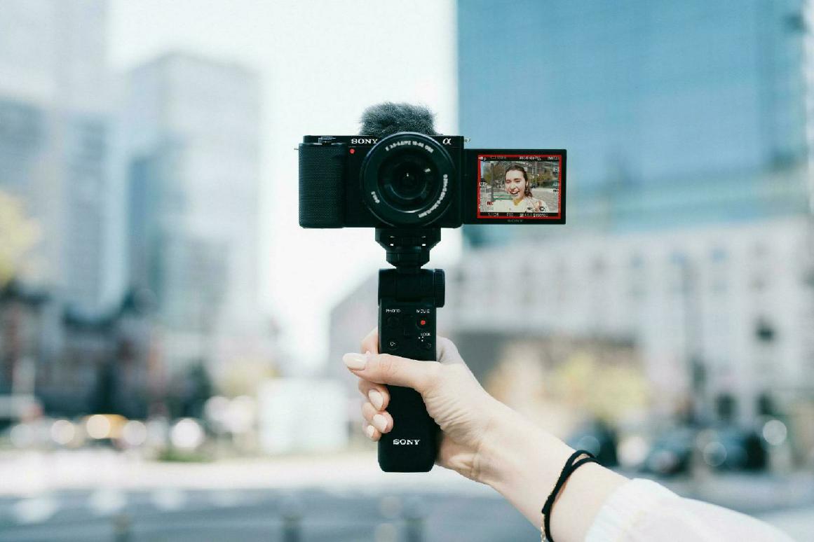 Die APS-C-Kamera ZV-E10 von Sony bietet speziell für Vlogs optimierte Funktionen, macht aber auch als Fotokamera einen guten Eindruck. (c) Sony