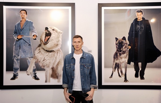 Die Wiener Galerie OstLicht zeigt ab 13. Jänner 2022 Bilder der ikonischen Zusammenarbeit von Markus Klinko mit David Bowie. (c) Fujifilm