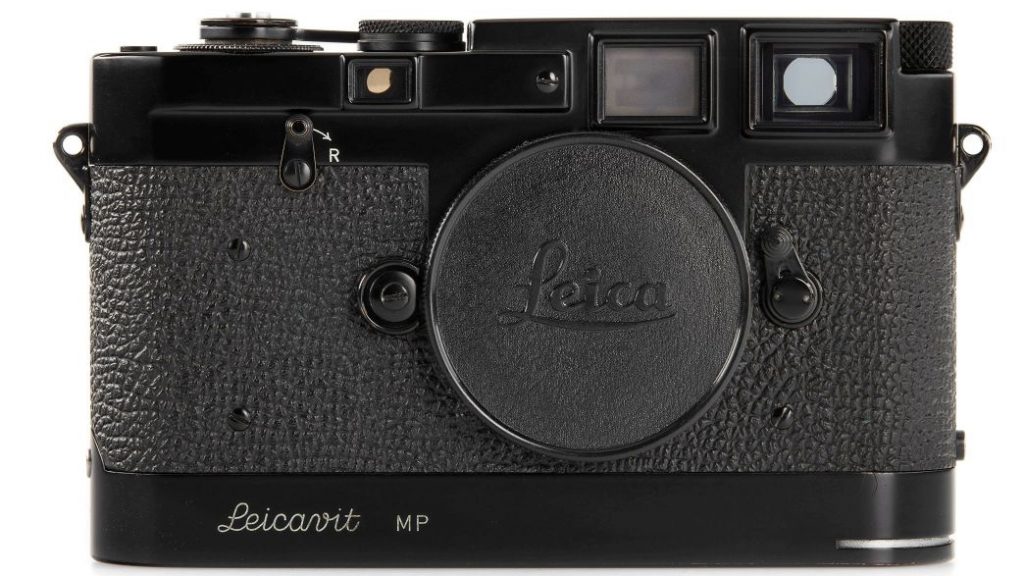 Die Leica MP black paint no. 55 mit Leicavit (c) Leica Camera Classics