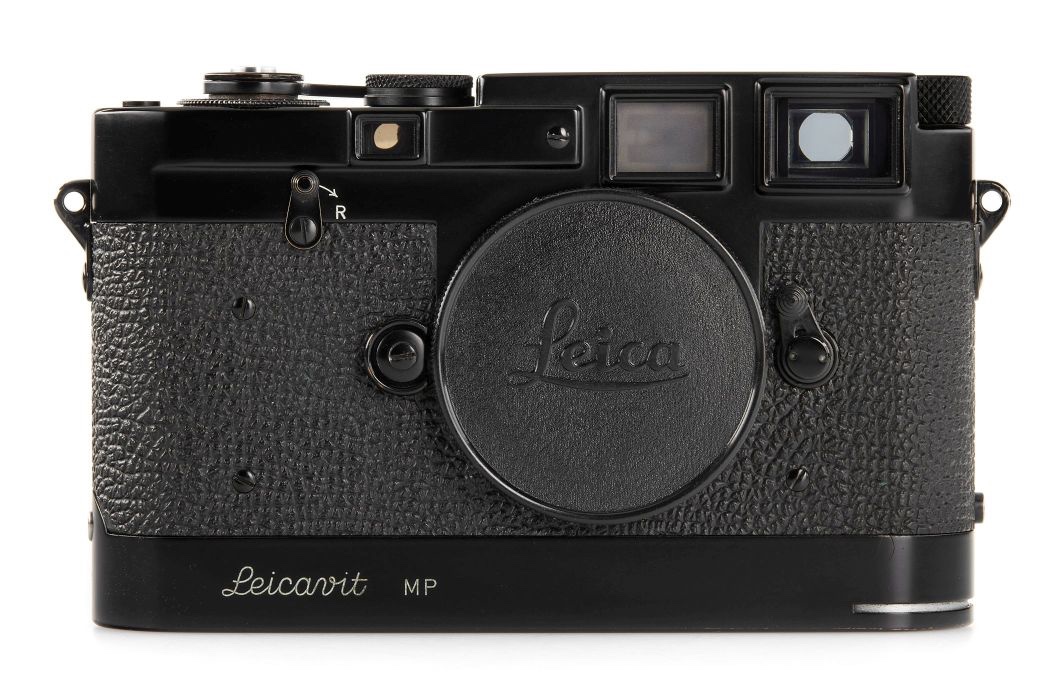 Die Leica MP black paint no. 55 mit Leicavit (c) Leica Camera Classics