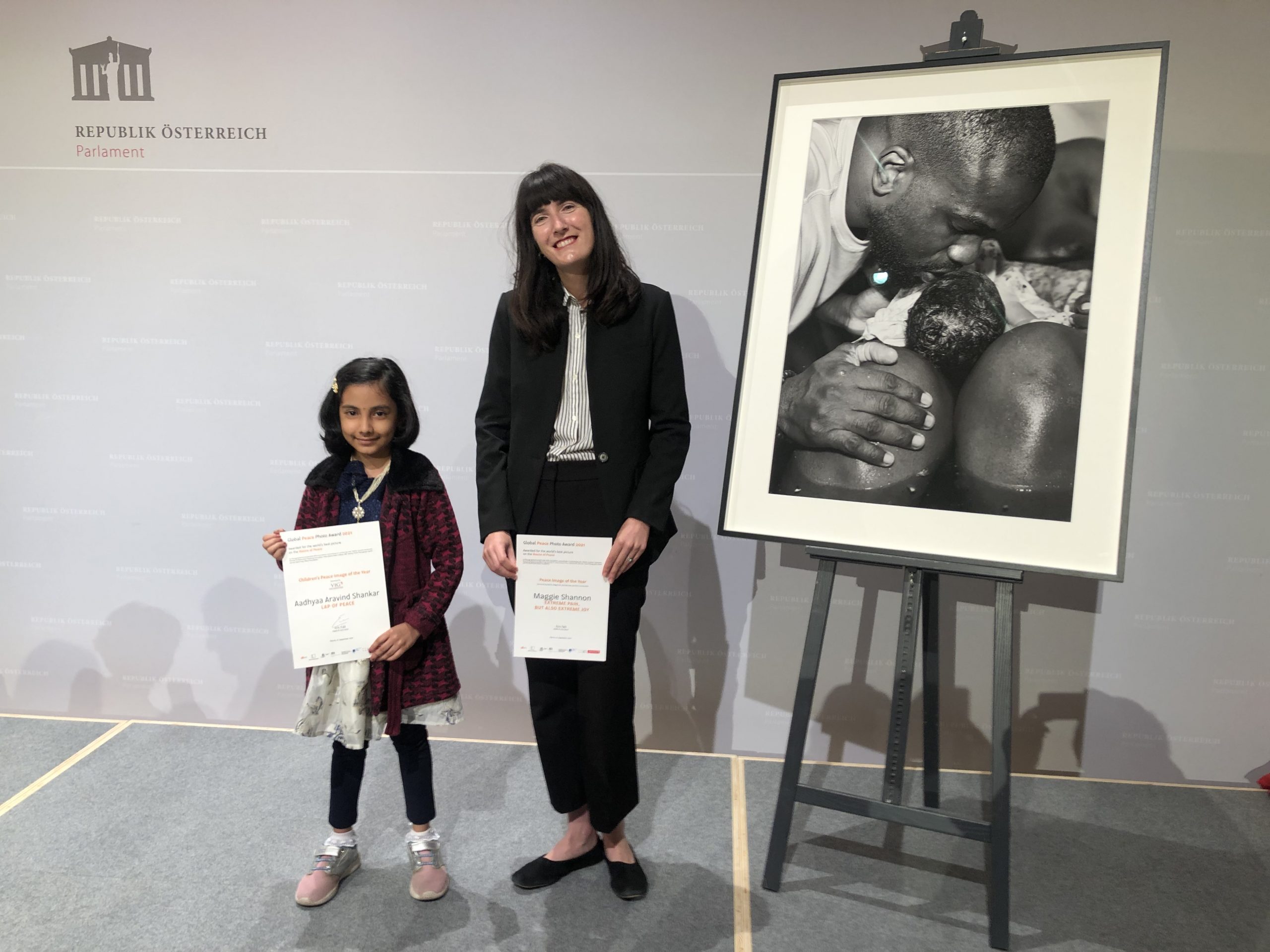 Definitiv ein Highlight der Fotografie war der Global Peace Photo Award: Hier zu sehen die glücklichen Gewinnerinnen des Friedensbild in der Kinder- und Jugendkategorie, die siebenjährige Aadhyaa Aravind Shankar und die Fotografin des Friedensbild des Jahres, Maggie Shannon. (c) Global Peace Photo Award