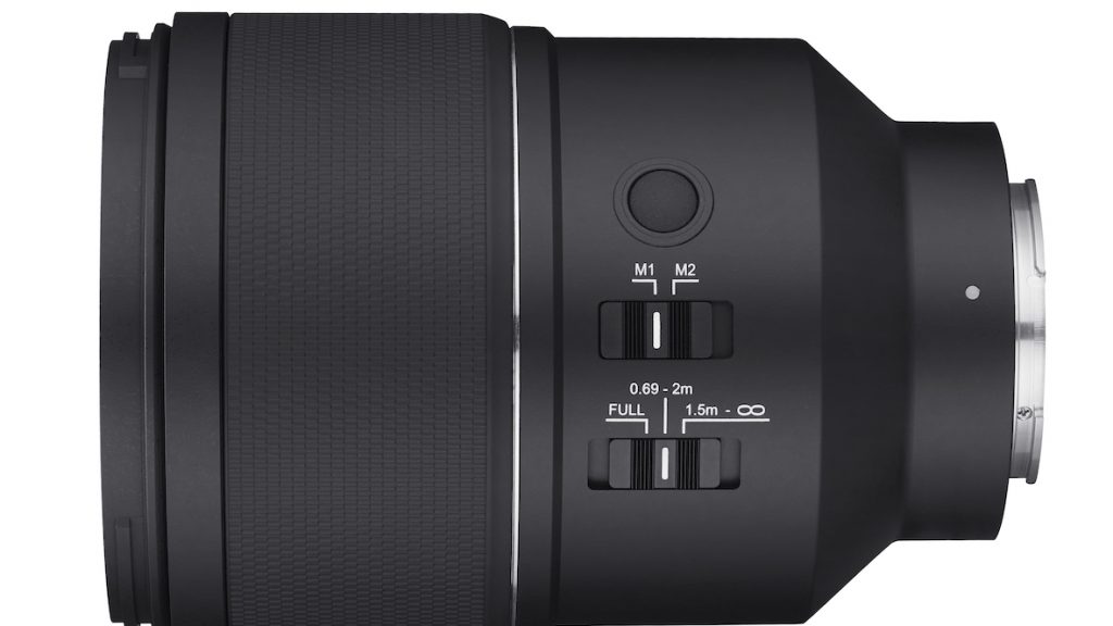 Mit dem Samyang AF 135mm F1,8 FE für spiegellose Systemkameras von Sony vervollständigt der südkoreanische Hersteller seine F1,8 FE Autofokus-Serie, die nun vom Weitwinkel- bis zum Teleobjektiv reicht. (c) Samyang / Walser