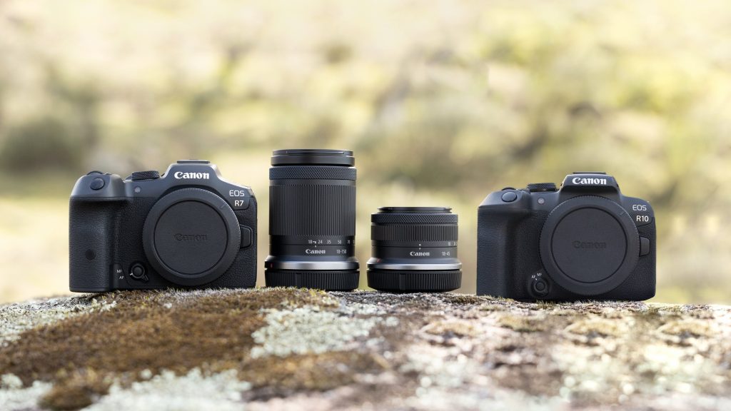 Gemeinsam mit den Kameras EOS R7 und EOS R10 stellt Canon zwei neue RF-S Objektive vor, nämlich ein 18–45mm F4,5–6,3 und ein 18–150mm F3,5–6,3. (c) Canon