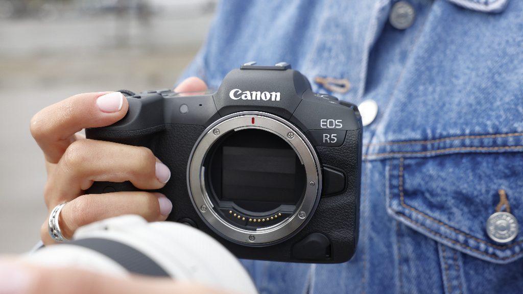 Mit der Firmware v1.60 werden bei der EOS R5 längere Videoaufnahmen möglich. (c) Canon