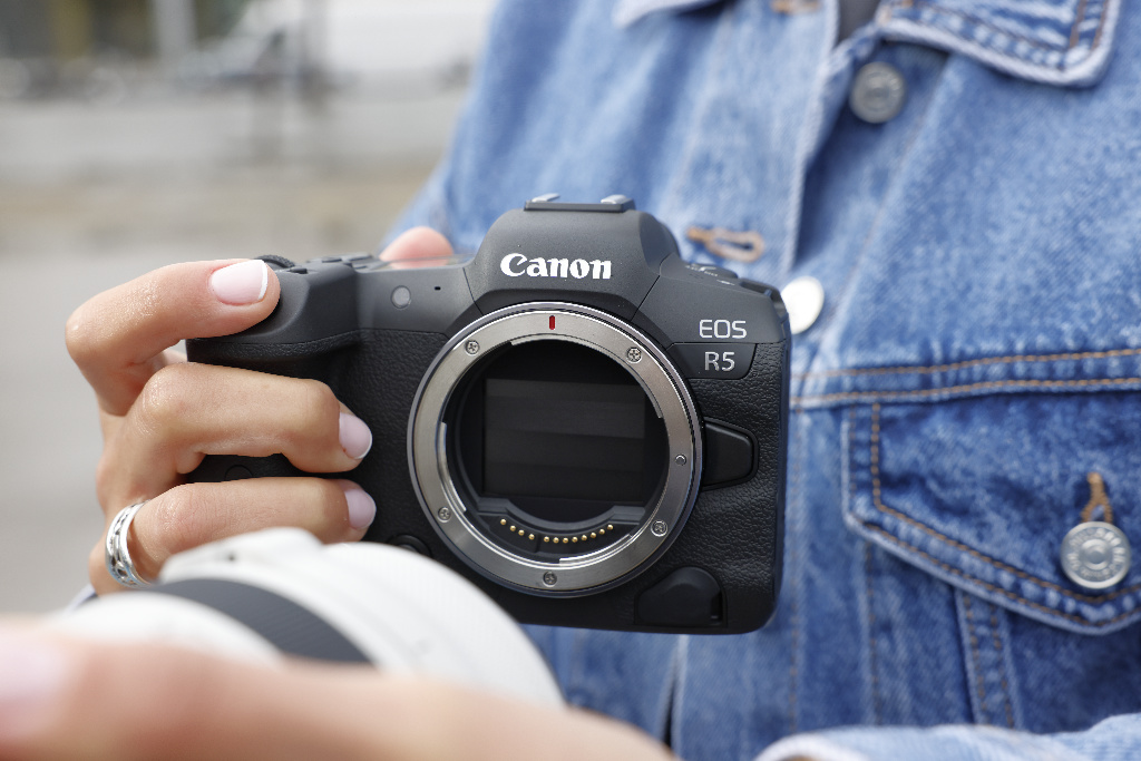 Mit der Firmware v1.60 werden bei der EOS R5 längere Videoaufnahmen möglich. (c) Canon