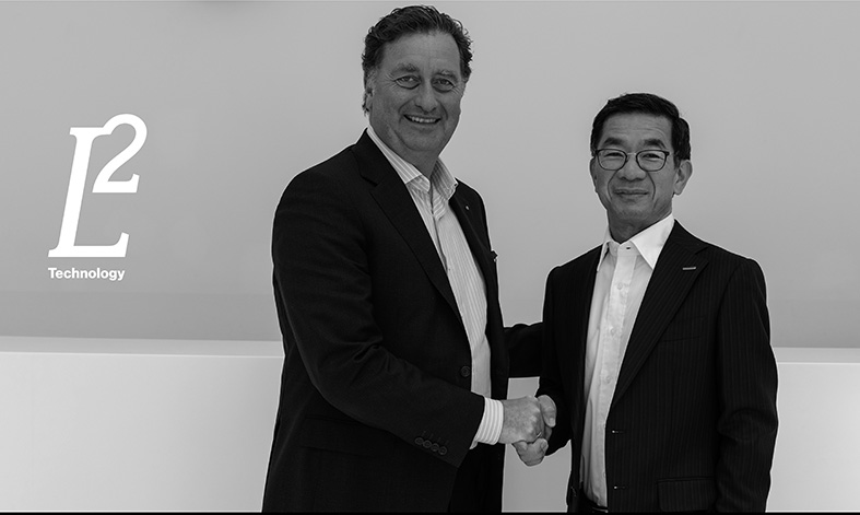 Matthias Harsch, Vorstandsvorsitzender der Leica Camera AG, und Akira Toyoshima, CEO Panasonic Entertainment & Communication Co.,Ltd., freuen sich über die vertiefte Kooperation der beiden Unternehmen. (c) Leica Camera AG