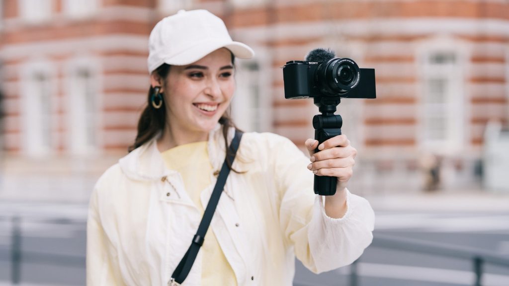 Vlogging-Kameras, wie die hier gezeigte Sony ZV-E10, erfreuen sich steigender Beliebtheit. (c) Sony