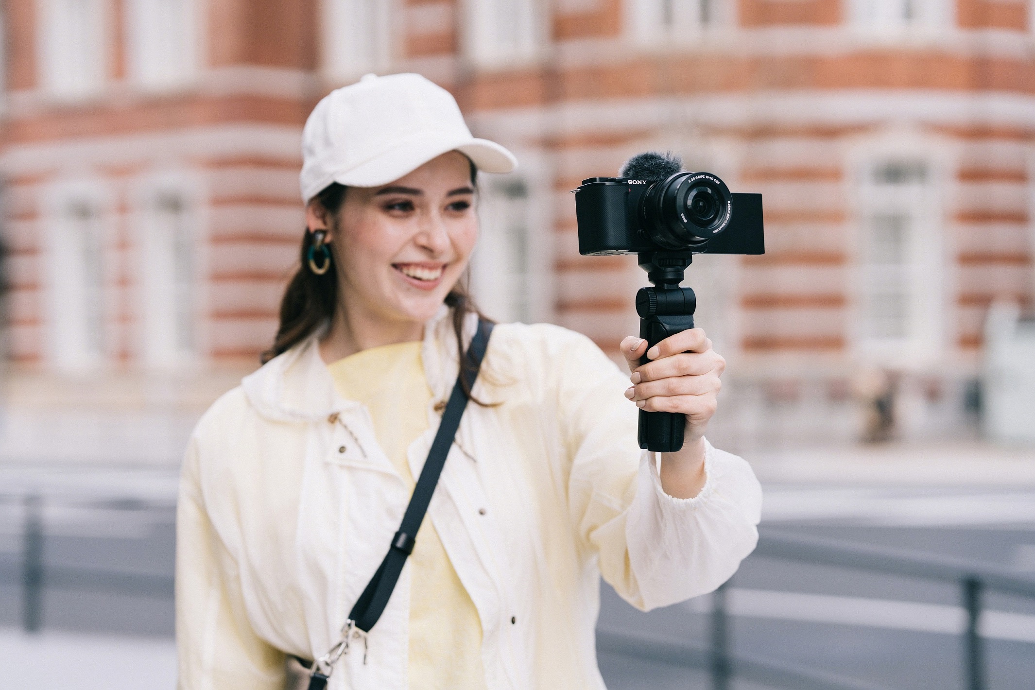 Vlogging-Kameras, wie die hier gezeigte Sony ZV-E10, erfreuen sich steigender Beliebtheit. (c) Sony