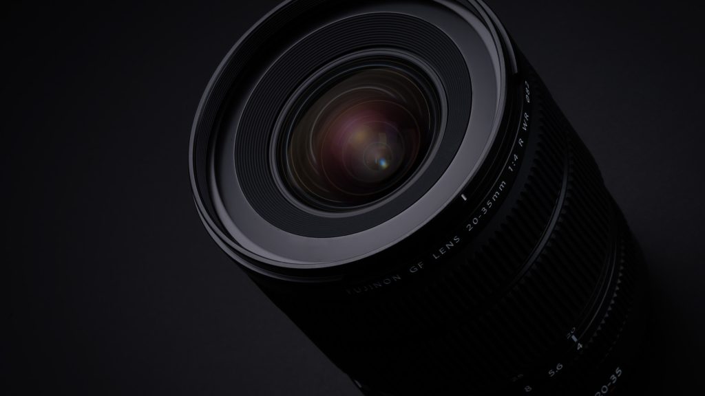 Trotz der hohen Abbildungs­leistung und der konstanten Lichtstärke von F4 ist das GF20-35mmF4 R WR mit nur 725 Gramm überraschend leicht für ein Ultra-Weitwinkel-Zoomobjektiv.(c) Fujifilm