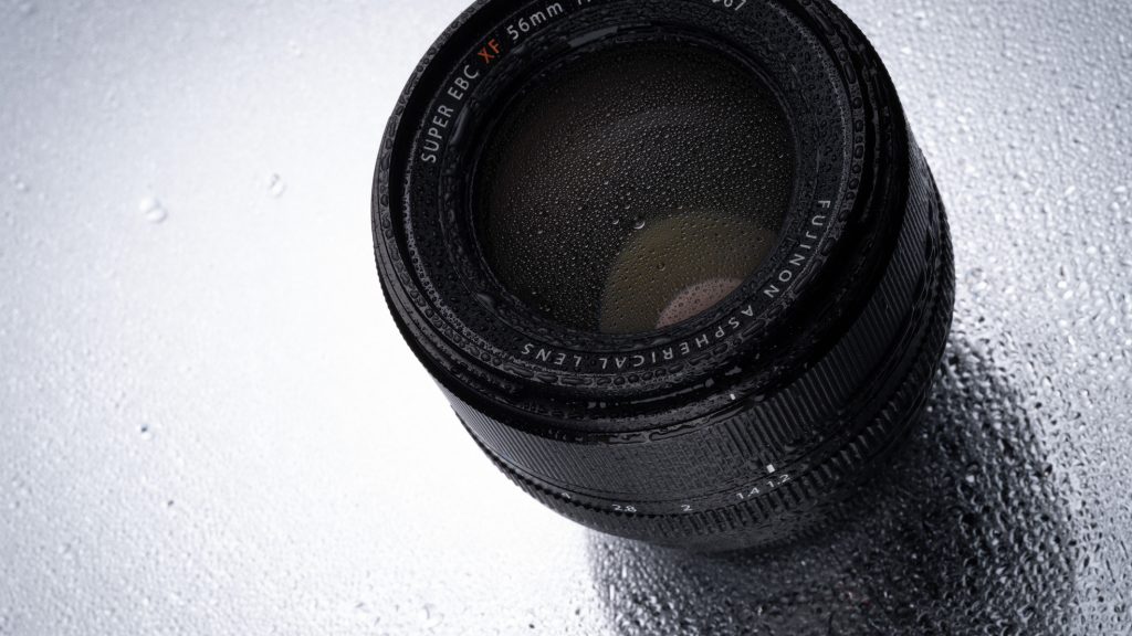 Das Portraitobjektiv Fujinon XF56 mm F1.2 R WR eignet sich sehr gut für den flexiblen und mobilen Einsatz, auch bei schlechtem Wetter und in staubigen Umgebungen. (c) Fujifilm