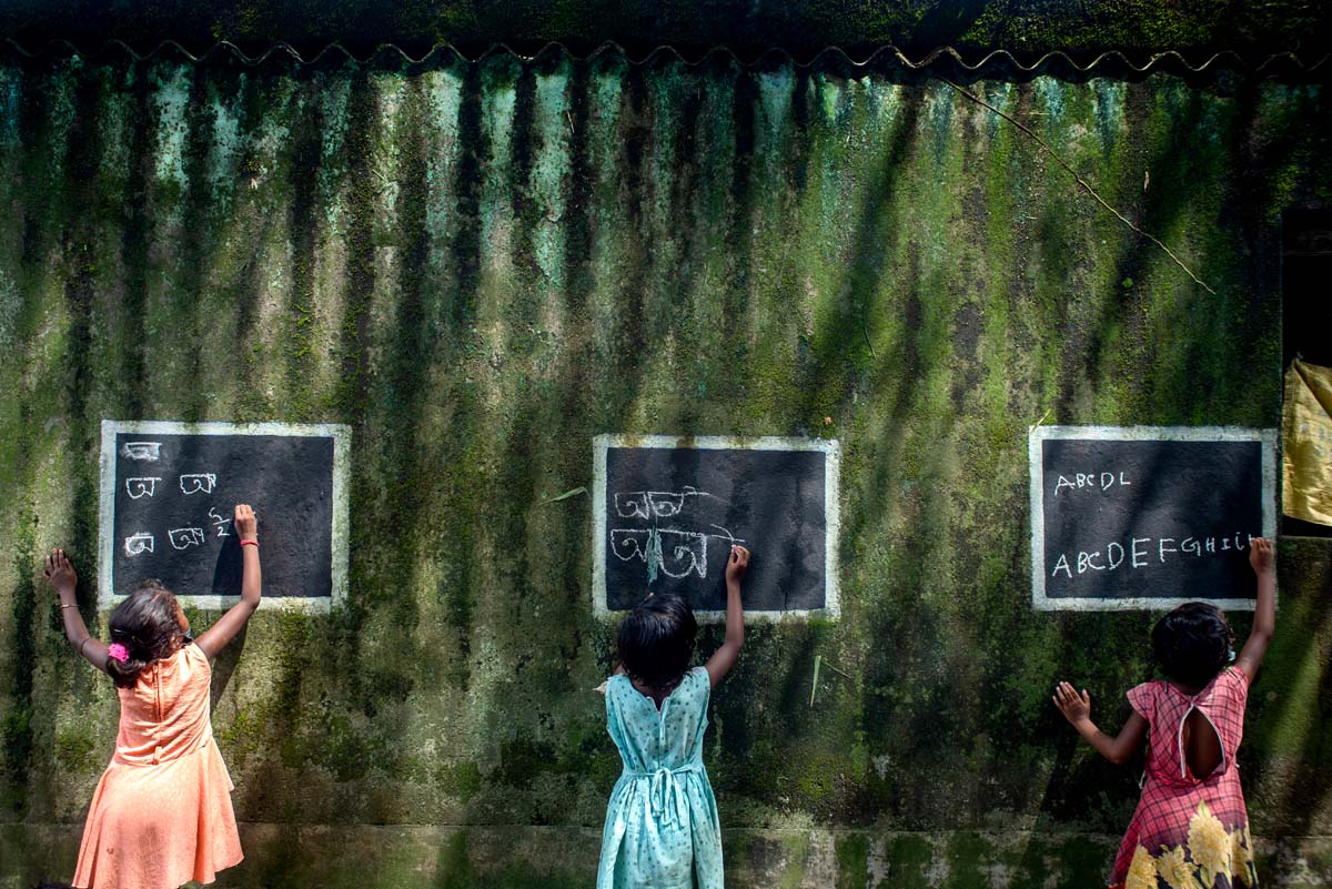 Das Friedensbild des Jahres 2022 zeigt wie unter Einhaltung aller COVID-19-Maßnahmen ein engagierter indischer Lehrer den Unterricht im Freien weiterführen konnte. (c) Sourav Das / Global Peace Photo Award 2022