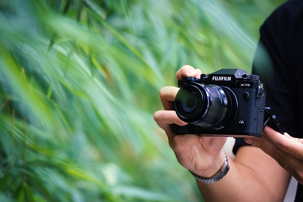 Videos zeichnet die X-T5 in bis zu 6,2K/30p-Qualität auf. Zudem bietet die Kamera einen hochauflösenden klappbaren Touchscreen-Monitor und ein doppeltes Speicher­kartenfach. (c) Fujifilm