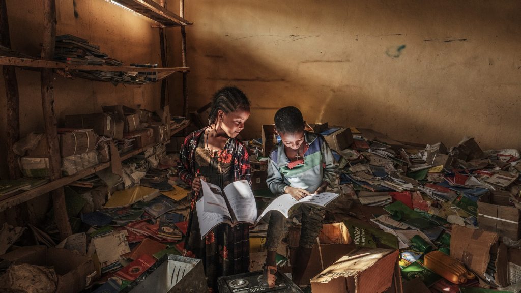 Das UNICEF Foto des Jahres 2022 stammt von dem argentinischen Fotografen Eduardo Soteras und wurde in Tigray in Äthiopien gemacht: "Zuflucht zu den Büchern". In der zerstörten Bibliothek einer Grundschule in der äthiopischen Region Tigray vertiefen sich zwei Kinder in Bücher. Das Lächeln in ihren Gesichtern verrät einen Moment kleiner Glückseligkeit. Es ist ein seltener Moment. Denn die Mehrheit der rund 5,2 Millionen Menschen in der Region im Norden Äthiopiens leidet in Folge des bewaffneten Konflikts mit der Zentralregierung unter Gewalt, Vertreibung, Unterernährung und Trinkwassermangel. Text: Peter-Matthias Gaede (c) Eduardo Soteras, Argentinien (Agentur Agence France-Presse)