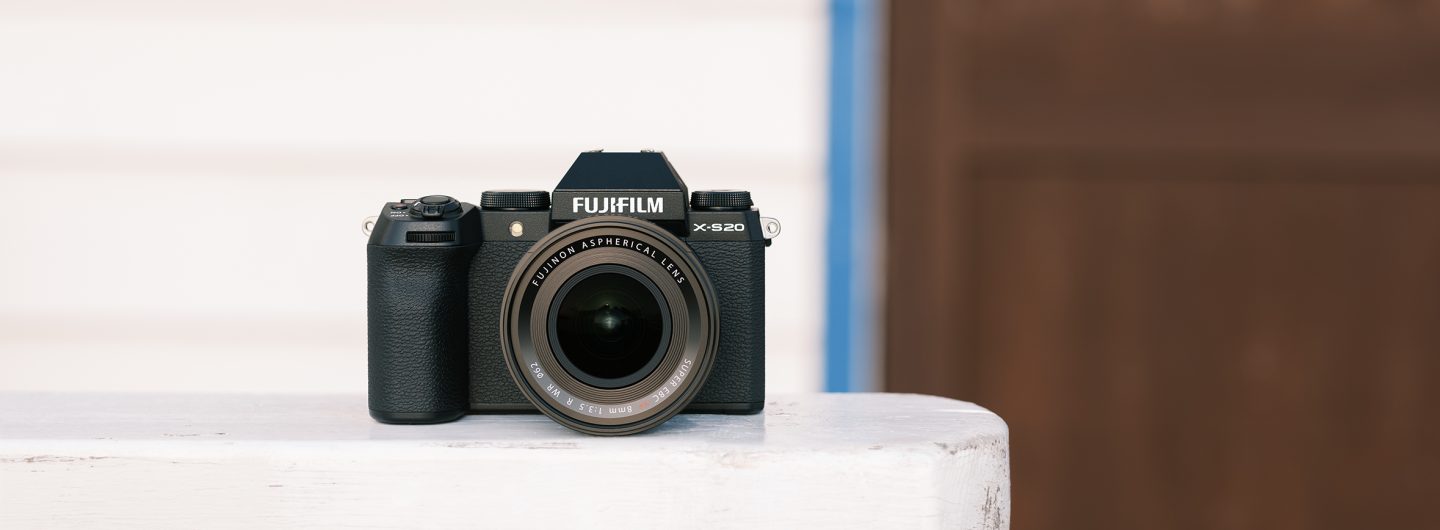 Die spiegellose Systemkamera Fujifilm X-S20 glänzt mit einem KI-Autofokus und langer Akkulaufzeit. (c) Fujifilm