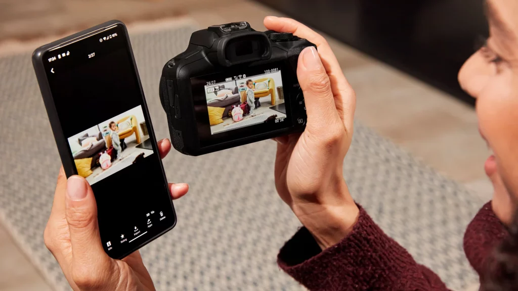 Mit WLAN, Bluetooth und der Canon Camera Connect App gelingt eine einfache Übertragung von Bildern und Videos auf das Smartphone. (c) Canon