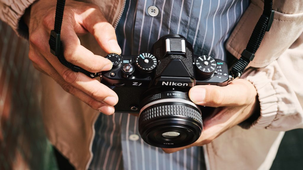 Die Nikon Z f ist eine hochmoderne Kamera im klassischen Design. (c) Nikon