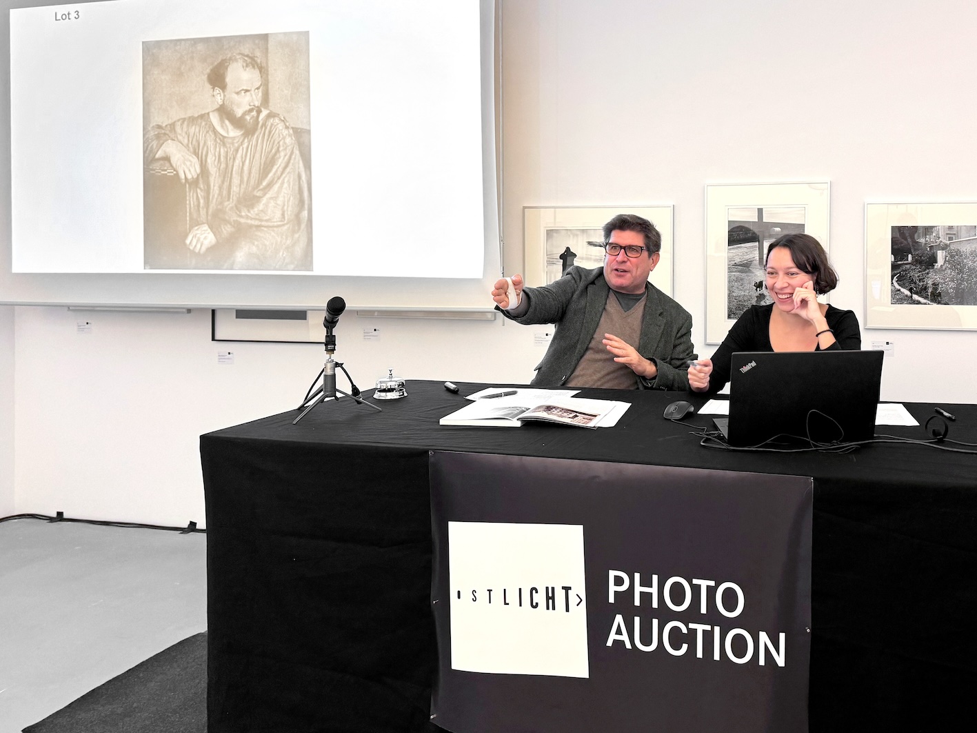 Bei der Auktion: Auktionator Nikolaus Schauerhuber und Co-Auktionatorin Sanela Rezakhani (c) OstLicht Photo Auction