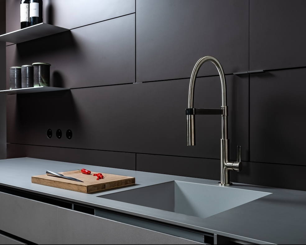 »Aluminium Kitchen« aus der Jan-Erik-Haym-Kitchen-Design-Kampagne, 2022. Foto/Video/Art Direction: Lucia Bartl