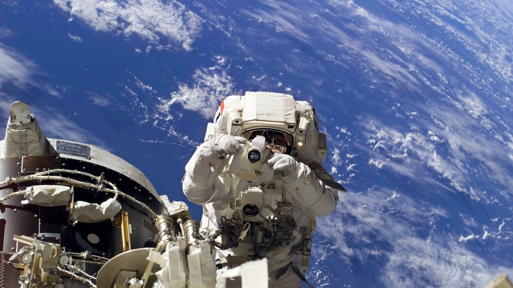 Astronauten der Raumstation erhalten Nikons Spitzenmodell der spiegellosen Vollformatkameras (c) NASA/Nikon