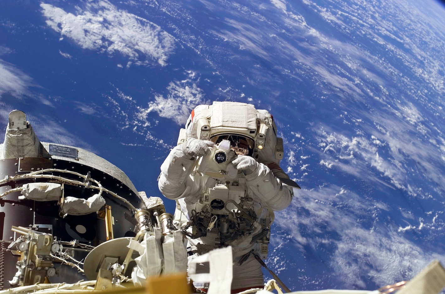 Astronauten der Raumstation erhalten Nikons Spitzenmodell der spiegellosen Vollformatkameras (c) NASA/Nikon