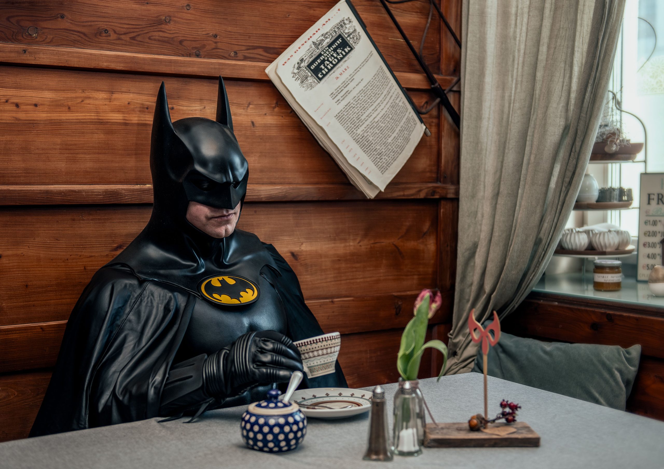 Foto aus der Ausstellung „Is this real?“von Rene Binder: „Batman sitzt in einem Wirtshaus“ (c) Rene Binder / FH St. Pölten