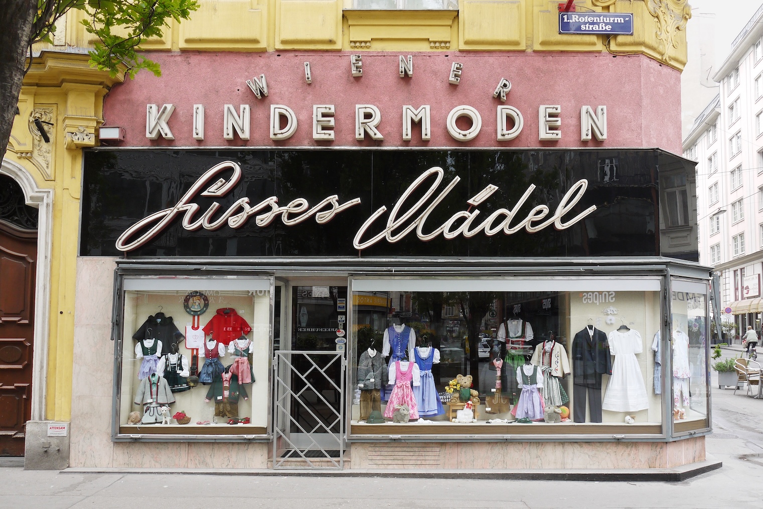 "Wiener Kindermoden –Süsses Mädel" im ersten Wiener Gemeindebezirk. Aus dem Projekt "Graf und Frey's Geschäfte mit Geschichte. Foto: Philipp Graf, 2014