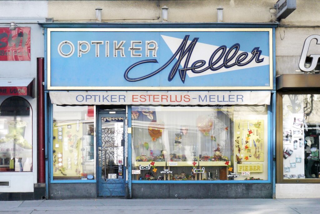 "Optiker Meller"  im achtzehnten Wiener Gemeindebezirk. Aus dem Projekt "Graf und Freys Geschäfte mit Geschichte. Foto: Philipp Graf 2013