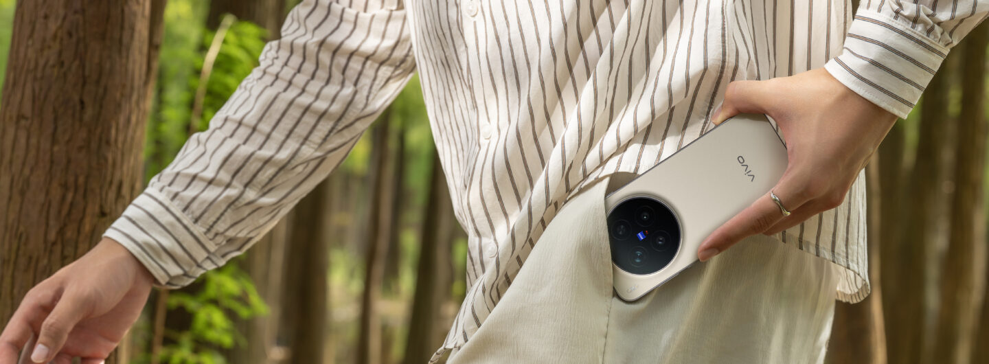 Das X300 Pro gibt es in Phantom Black (exklusiv online unter vivo-official.com) und – wie hier im Bild – Dune Brown. Foto: vivo