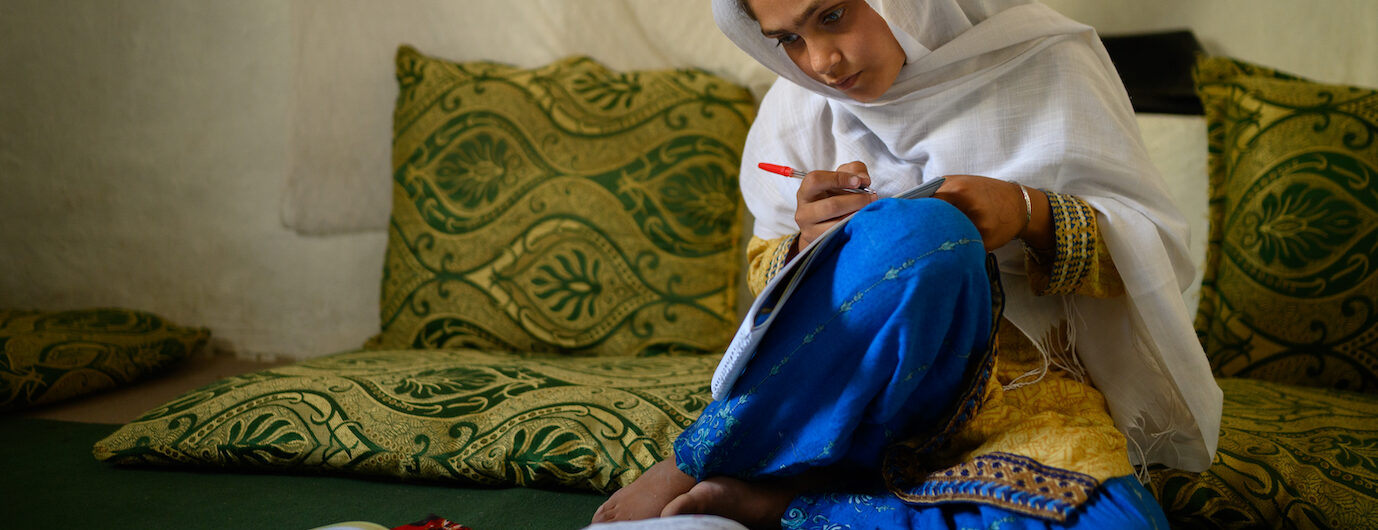 Elise Blanchard: die zehnjährige Hajira zuhause beim Lernen. Aus der Serie "Girlhood in Afghanistan". (c) Elise Blanchard