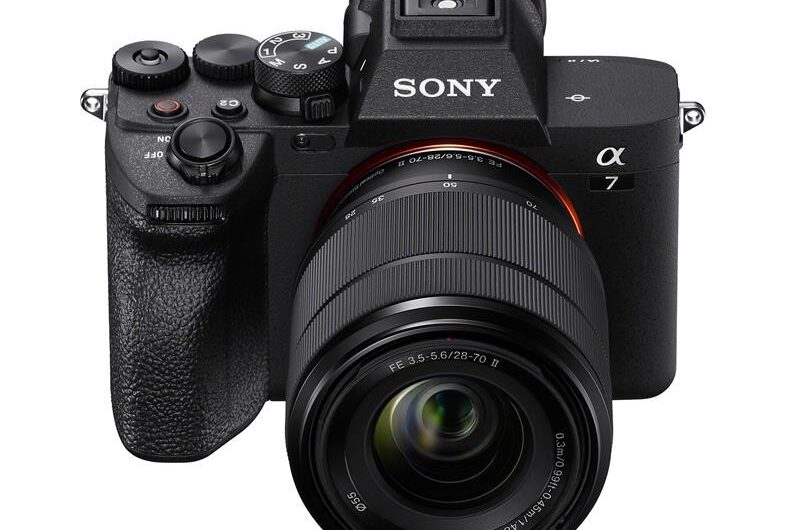 Die Sony Alpha 7 V mit Objektiv. (c) Sony