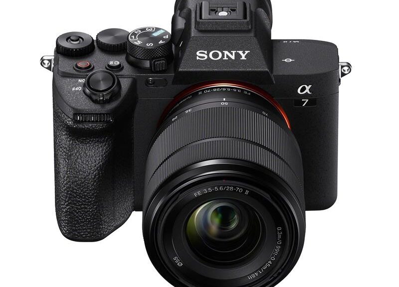 Die Sony Alpha 7 V mit Objektiv. (c) Sony